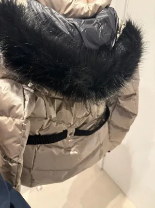 Chaqueta de esquí dorada y negra