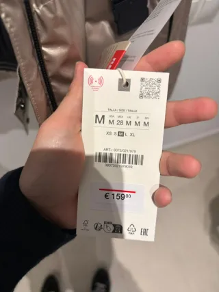 Chaqueta de esquí dorada y negra