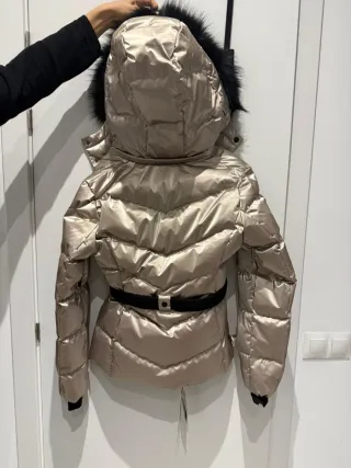 Chaqueta de esquí dorada y negra