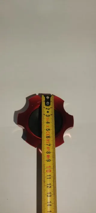 Tapón de combustible moto rojo