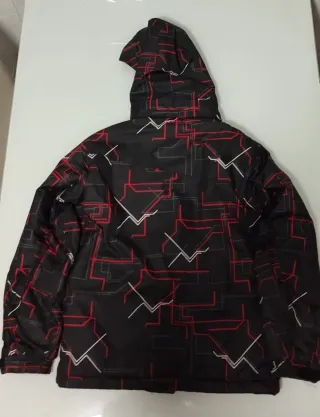 Cazadora con capucha negra y roja