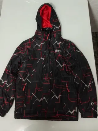 Cazadora con capucha negra y roja