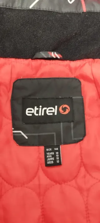 Cazadora con capucha negra y roja