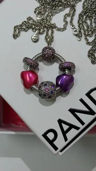 Collar (gargantilla, cadena) Pandora con charms.