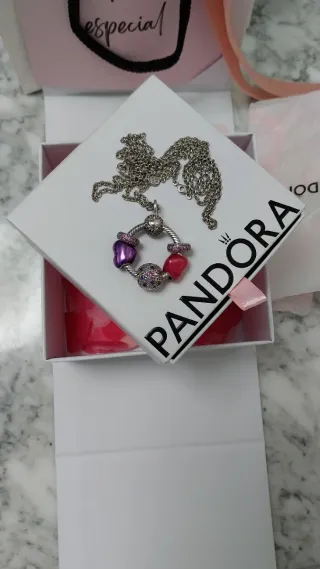 Collar (gargantilla, cadena) Pandora con charms.