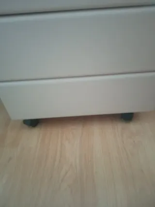 Tavolo da ufficio beige con cassettiera