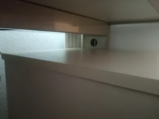 Tavolo da ufficio beige con cassettiera