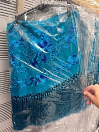 Manton bordado azul y turquesa