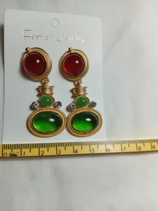 Pendientes dorados largos piedras rojas y verdes