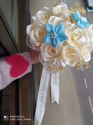 Ramo de flores de satén blanco y azul