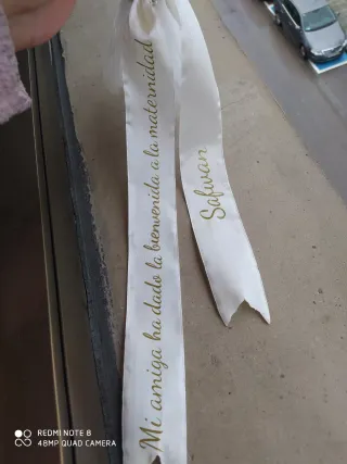 Ramo de flores de satén blanco y azul