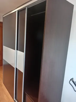 Armario puertas correderas madera y cristal