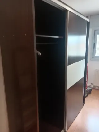 Armario puertas correderas madera y cristal