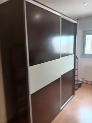 Armario puertas correderas madera y cristal