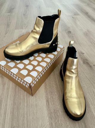 Botas Desigual doradas con tachuelas