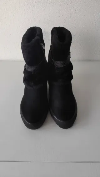 Stivaletti neri con bracciali in pelle