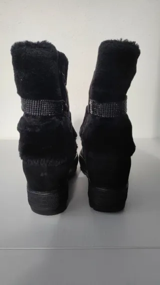 Stivaletti neri con bracciali in pelle