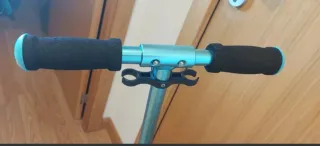 Patinete negro y azul.