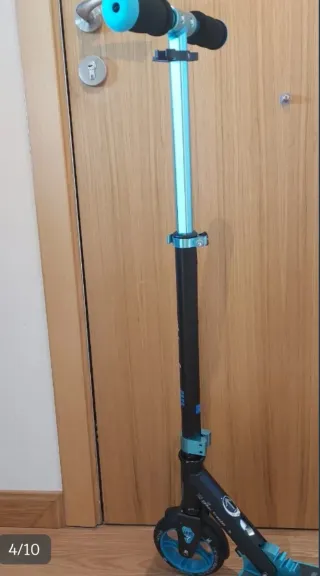 Patinete negro y azul.