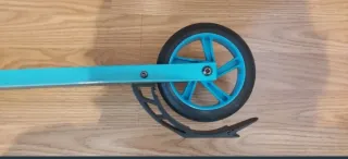 Patinete negro y azul.