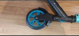 Patinete negro y azul.