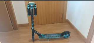 Patinete negro y azul.