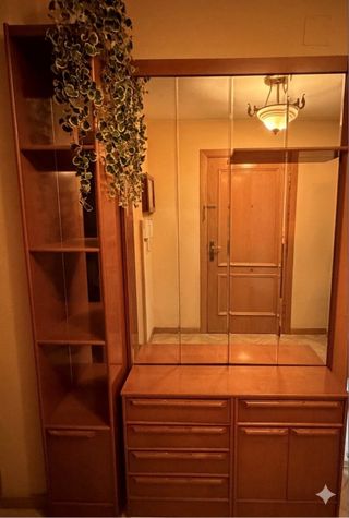 Mueble recibidor con espejo y estantería