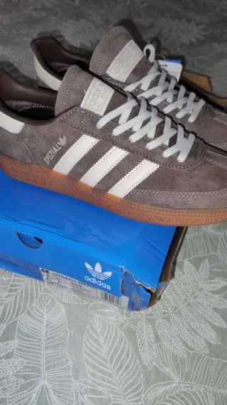 Zapatillas Adidas Spezial Marrones y Blancas