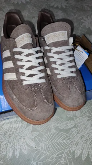 Zapatillas Adidas Spezial Marrones y Blancas