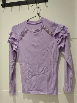 Camiseta lila con volantes