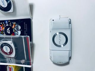 Lote PSP Blanca + 9 Juegos + Cargador + Funda