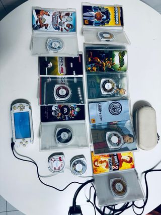Lote PSP Blanca + 9 Juegos + Cargador + Funda