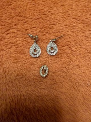 Pendientes y colgante plateados