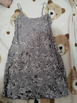 Vestido plateado con lentejuelas