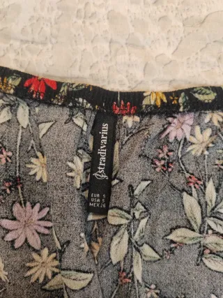 Top estampado flores negro