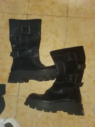 Botas negras con hebillas
