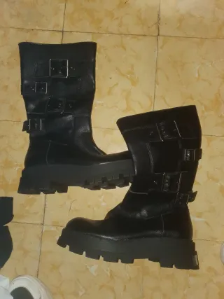 Botas negras con hebillas