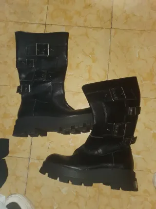 Botas negras con hebillas