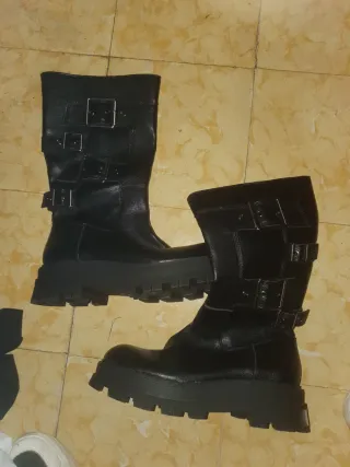 Botas negras con hebillas