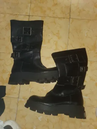 Botas negras con hebillas
