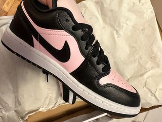 Nike Jordan 1 Low Rosa y Negro