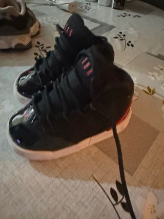 Sneakers Jordan per Bambini Nere e Rosse Numero 21