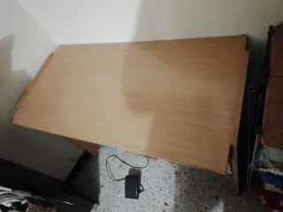 Mesa de madera y plástico