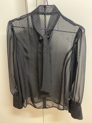 Blusa negra con topos blancos y lazada muy chic