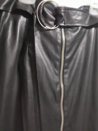 Falda negra efecto piel con cremallera