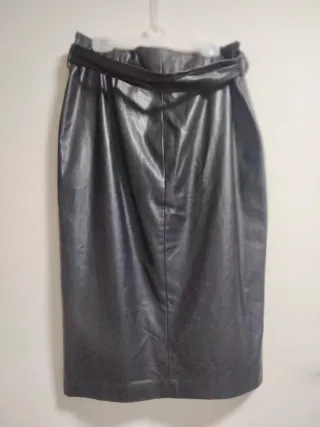 Falda negra efecto piel con cremallera