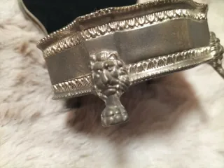 Joyero antiguo con adornos florales