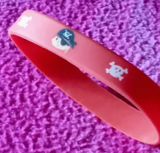 PULSERA ROJA INFANTIL CALAVERAS Y PIRATAS