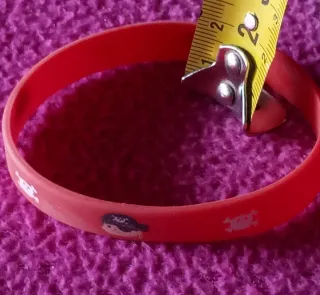 PULSERA ROJA INFANTIL CALAVERAS Y PIRATAS