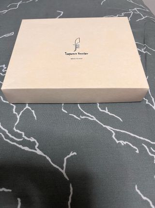 Cornice in argento con decorazioni floreali